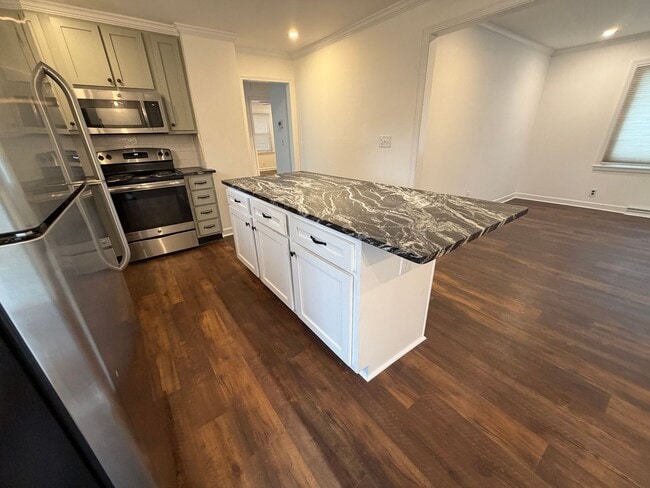 Building Photo - 2 Bedroom 2 Bath Brick rental home in Western Alamance county Fenced Yard 30x40 Garage custom Kit...