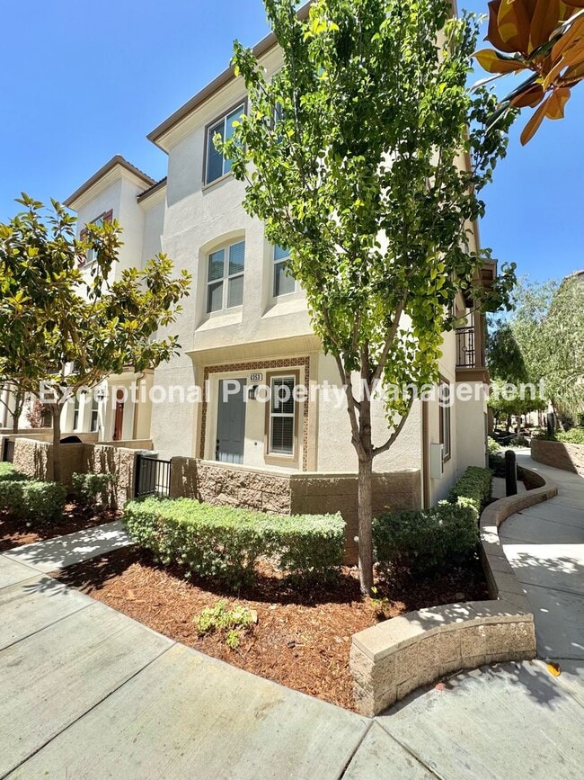 Primary Photo - Great 3 bed 3 bath home