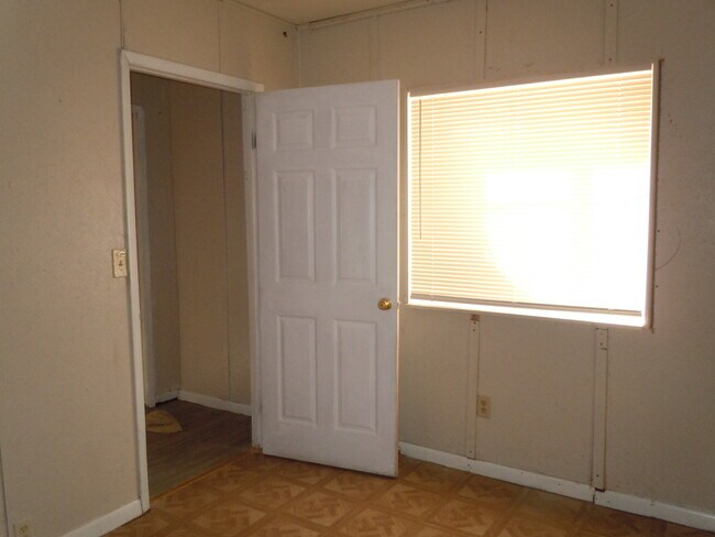 Building Photo - 1102 Apache Dr