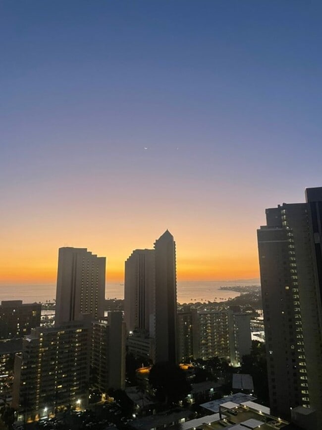 Building Photo - Luxury Waikiki Living with Panoramic Ocean & Sunset Views