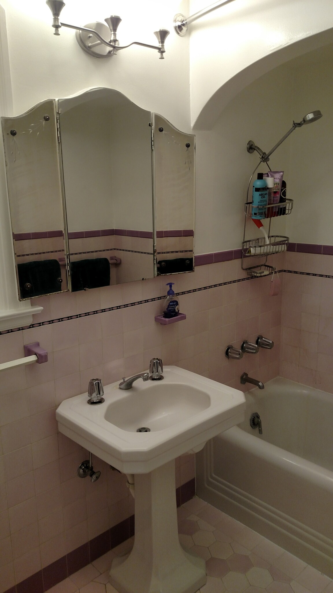 Full Bath - 422 Capitol St