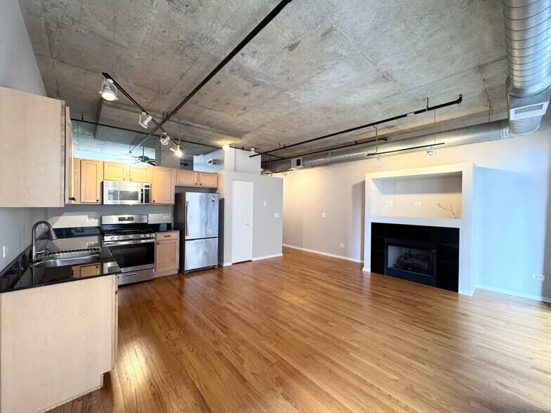 Building Photo - 933 W Van Buren St