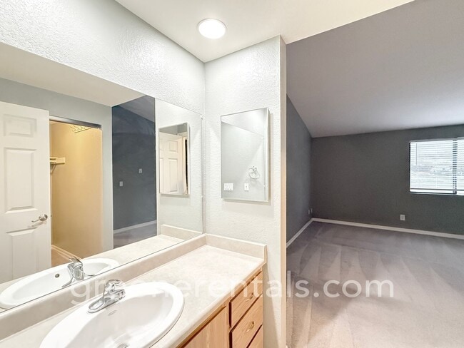 Building Photo - 2BR/1.5BA 3rd Floor Condo Overlooking Sinclair Inlet