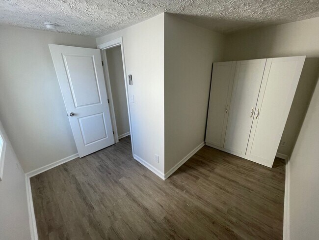 Building Photo - Renovated home on small, perfect little st...