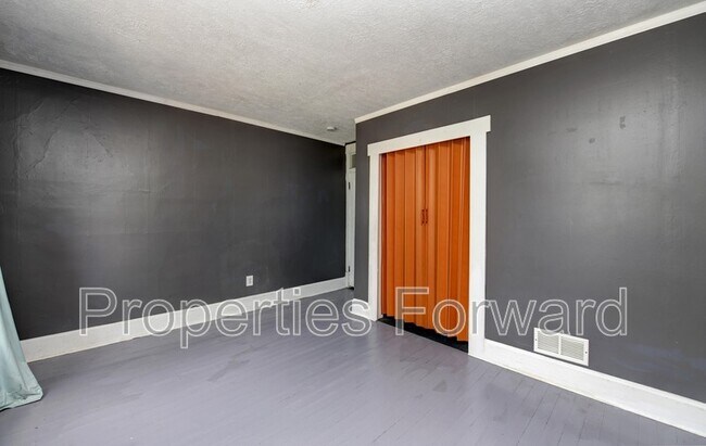 Building Photo - 673 E Sycamore St