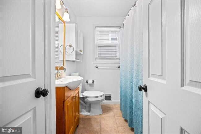 Building Photo - 208 N Lancaster Ave