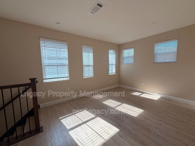 Building Photo - 3224 La Paz Dr