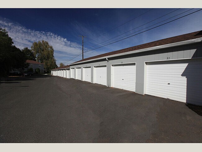 Building Photo - Lovely Mid-Century Gem in Peaceful Park Li...
