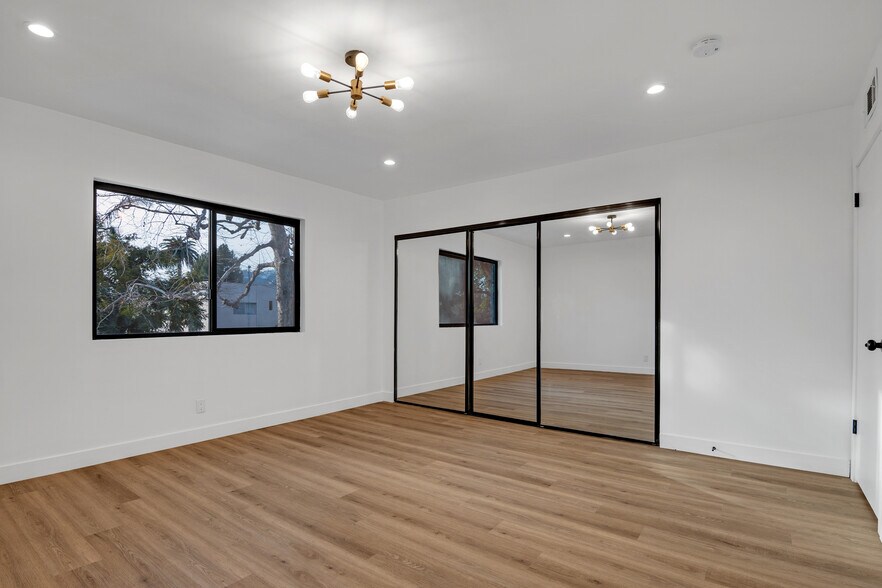 Building Photo - 950 Havenhurst Dr