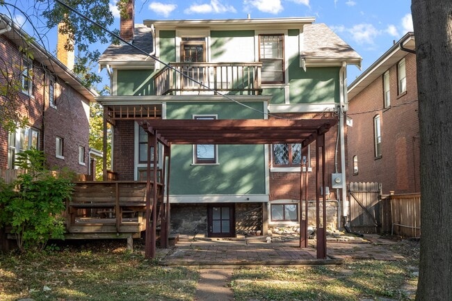 Building Photo - Hi-Pointe Adjacent House!