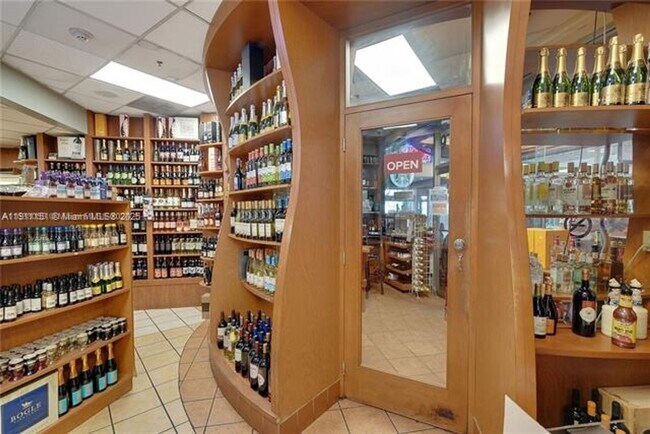 Building Photo - 1717 N Bayshore Dr