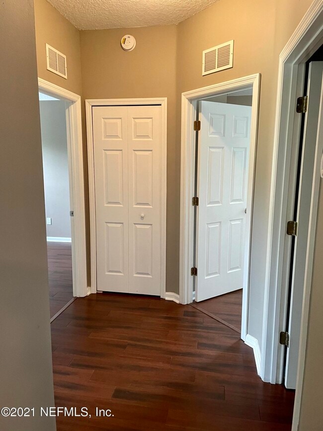 Building Photo - 400 Bayridge Ct