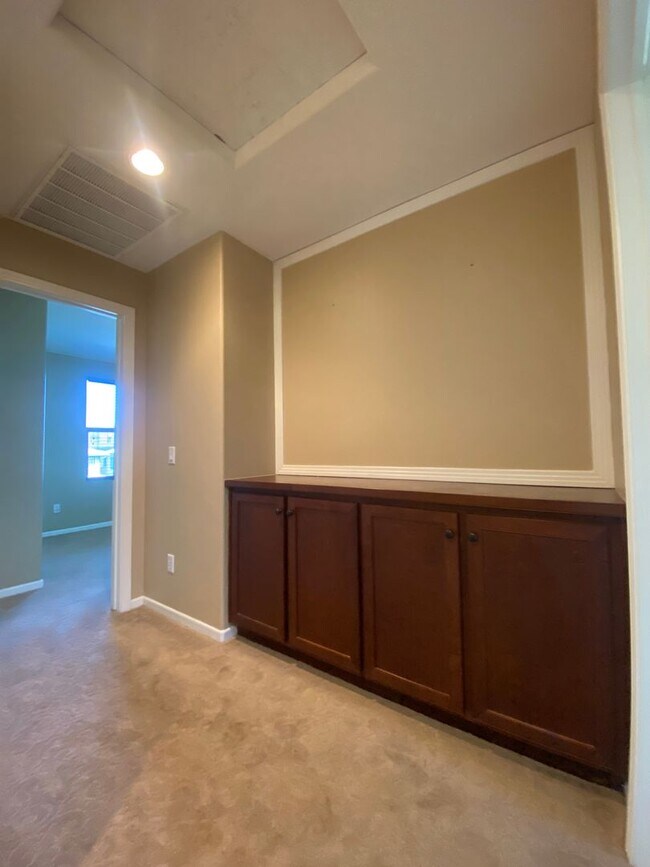 Building Photo - Victoria Gardens Three Bedroom Condo