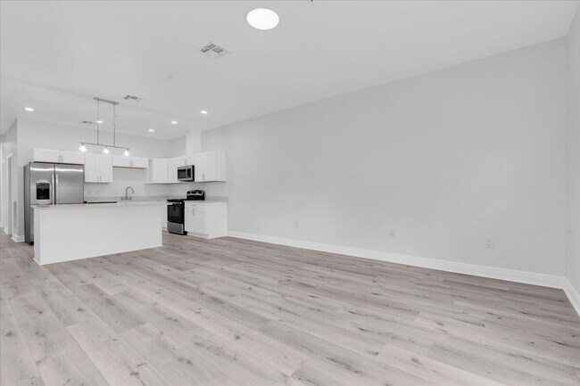 Building Photo - 705 S Orange Ave