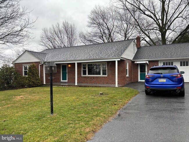 Building Photo - 5424 Valley View Dr