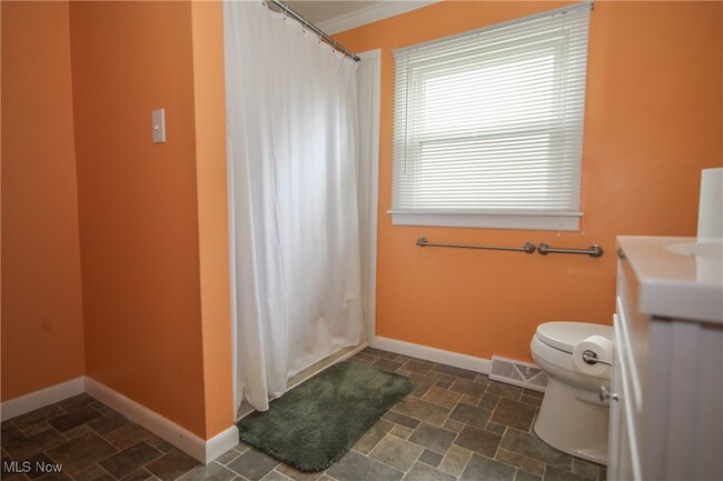 Building Photo - 734 Bond Ave