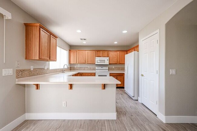 Building Photo - Beautiful 4 Bed 2000+ SFT property in Wind...