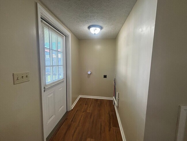 Building Photo - Radford, 2 BR / 1 BA, Available Now