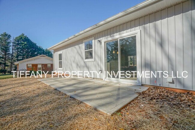 Building Photo - 242 Acorn Acres Rd