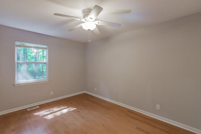 Building Photo - 3 bedroom updated home in a quiet, peaceful setting!