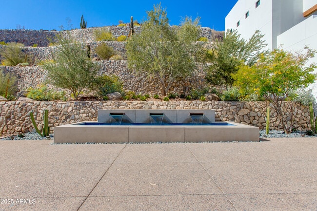 Building Photo - 5000 N Camelback Rdg Dr