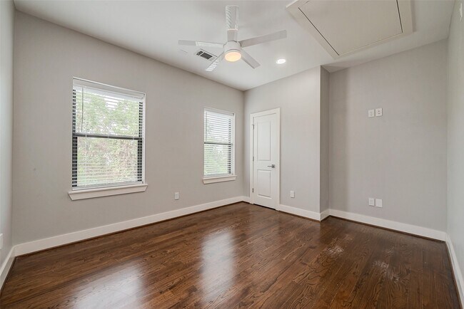 Building Photo - 2424 Hadley St