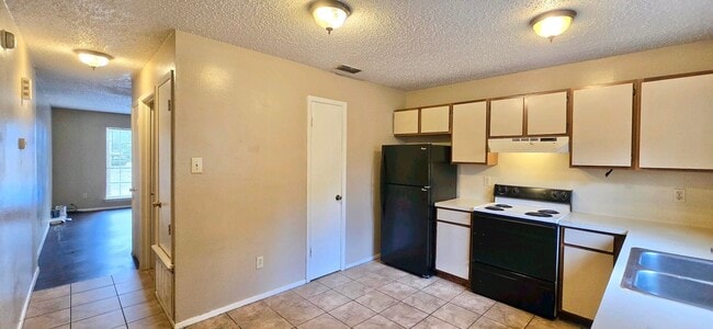 Building Photo - Tammy Lynn Dr Duplex