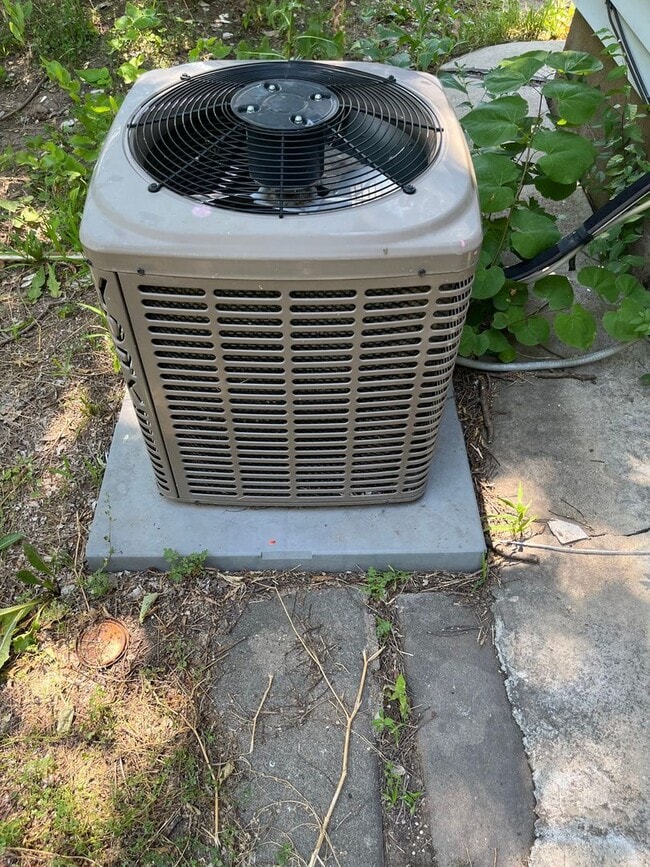 Building Photo - $795 - 3 bed 1 bath - Single Family Home