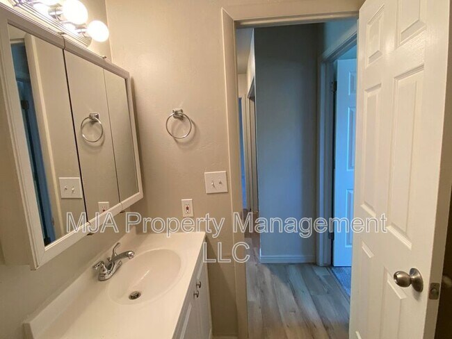 Building Photo - 2523 S Lakecrest Dr