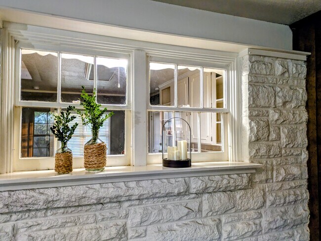 Building Photo - 901 N Azalea Dr