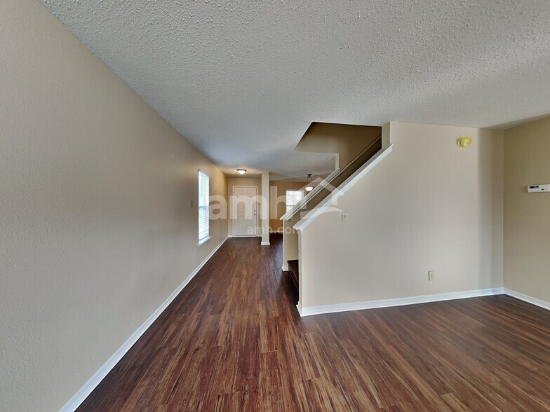 Building Photo - 1221 Redwood Dr