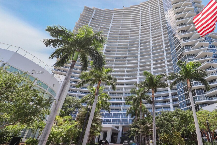 Building Photo - 2020 N Bayshore Dr