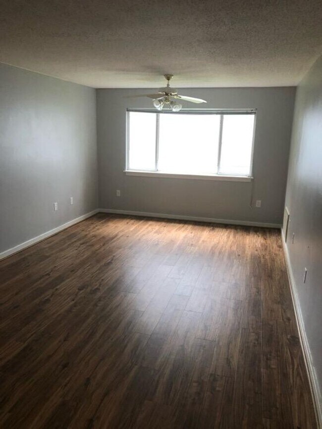 Building Photo - 2 bed condo for rent in the city near William and Mary College