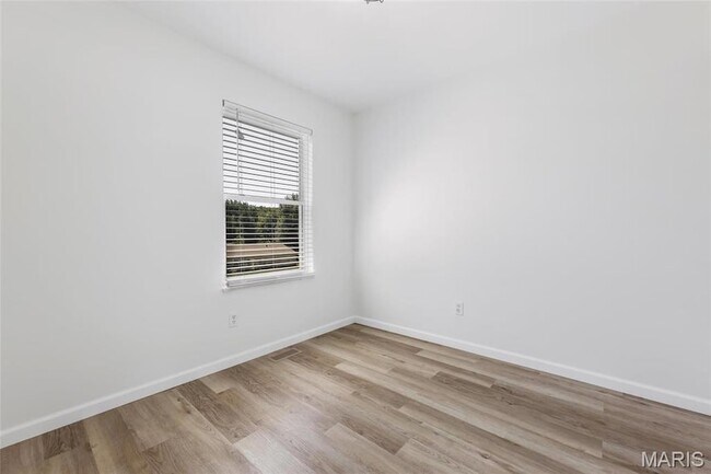 Building Photo - 32 Laura Dr