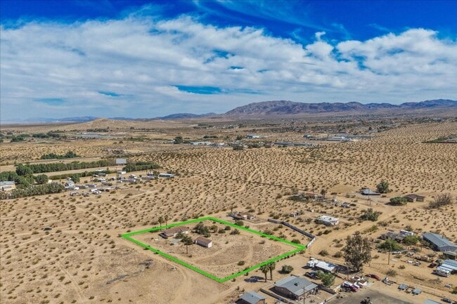 Building Photo - 2 Bedroom Home on 1.8 Acre Lot