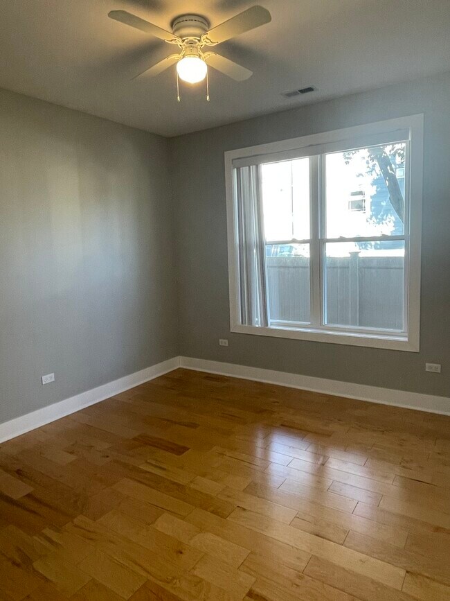 Building Photo - 1986 Pine St