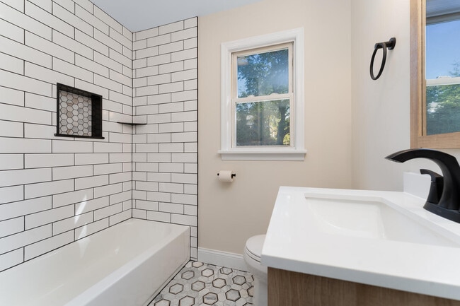 Building Photo - 4 Lingert Ave