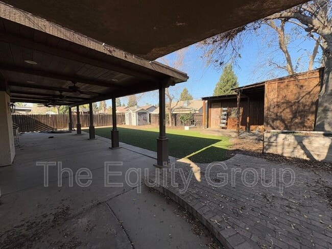 Building Photo - 2650 W Oakridge Ave