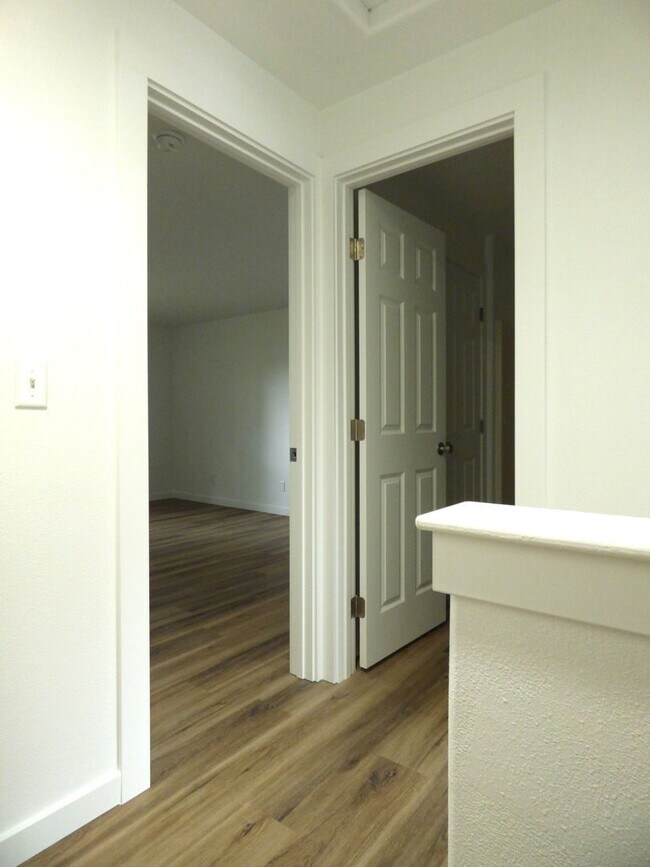 Building Photo - 3 bed 2 bath Duplex