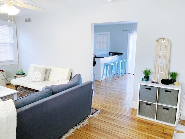 Building Photo - 3 Bedrooms 2 Full Bathrooms (one block fro...
