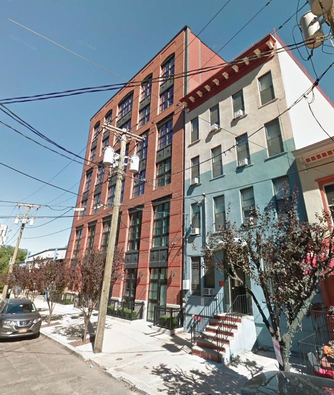 Building Photo - 1409 Grand St