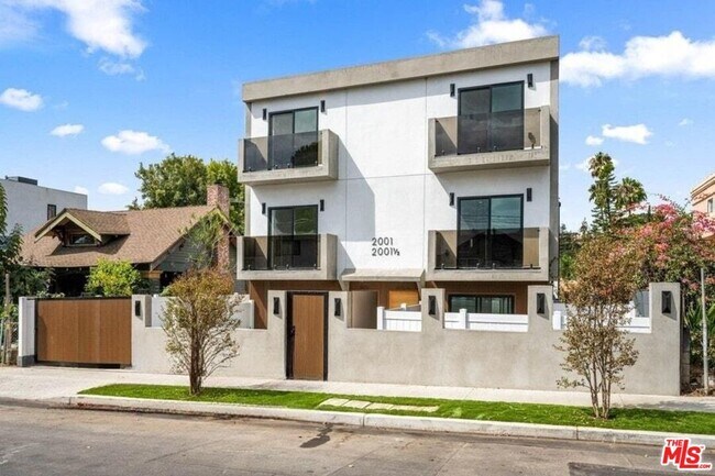 Building Photo - 2001 Vista Del Mar Ave