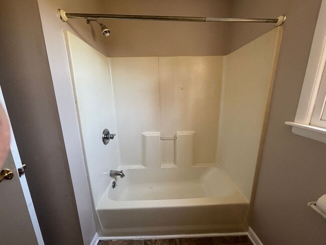 Building Photo - 208 Colwell Ln