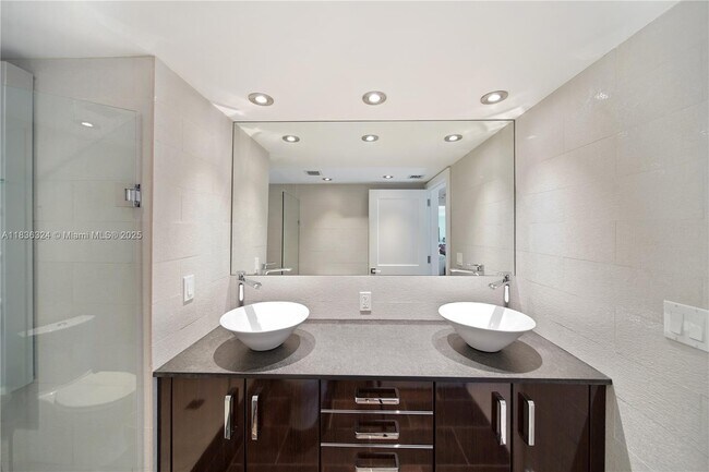 Building Photo - 2301 Collins Ave