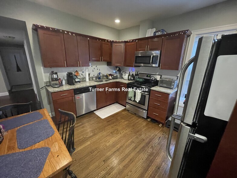 Building Photo - 47 Beech Glen St