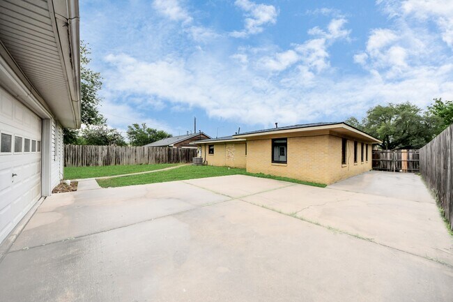 Building Photo - 4821 Viking Dr