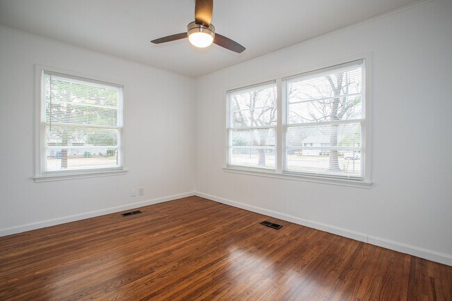 Building Photo - Beautiful 3 bedroom 2 bath, Available Now!!