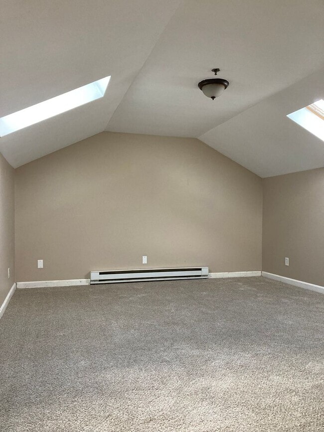 Building Photo - Spacious 2 Bedroom