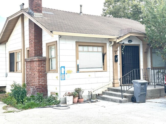 Building Photo - 5 Bed/2 Full Baths W/Washer&Dryer Hook Ups!