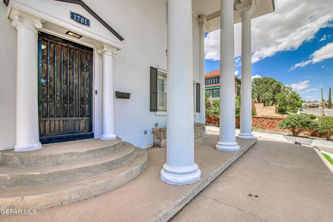 Building Photo - 1701 Elm St